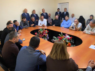 Xəzər Rayon İcra Hakimiyyətinin başçısı Elşən Salahov Mərdəkan qəsəbəsində yerləşən ümumtəhsil müəssisələrinin şagird və valideynləri ilə görüş keçirib.