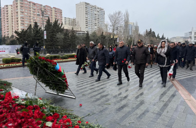 26 fevral Xocalı Soyqırımının 33 -cü il dönümü ilə əlaqədar Xəzər Rayon İcra Hakimiyyətinin kollektivi  “Ana Harayı” abidə kompleksini ziyarət edib