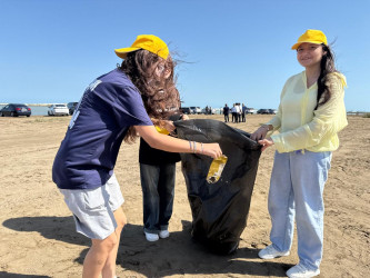 Şüvəlan çimərliyində təmizlik aksiyası keçirilib