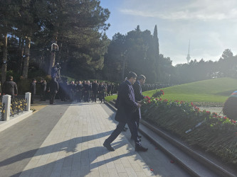 Ümummilli Lideri Heydər Əliyevin anım günü münasibətilə Fəxri Xiyabanda əziz xatirəsi ehtiramla yad edilmişdir