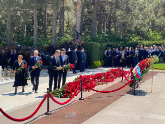 Xəzər rayon İcra Hakimiyyətinin kollektivi Fəxri Xiyabanda Ümummilli Lider Heydər Əliyevin məzarı ziyarət edib