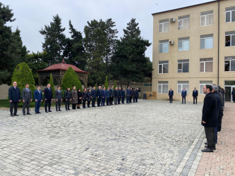 “Azərbaycan Hava Yolları” şirkətinə məxsus Bakı-Qroznı istiqamətində uçan sərnişin təyyarəsinin qəzaya uğraması nəticəsində hələk olanların  əziz xatirəsi Xəzər Rayonunda 1 dəqiqəlik sükütla yad edilmişdir