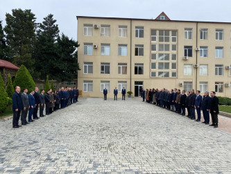 “Azərbaycan Hava Yolları” şirkətinə məxsus Bakı-Qroznı istiqamətində uçan sərnişin təyyarəsinin qəzaya uğraması nəticəsində hələk olanların  əziz xatirəsi Xəzər Rayonunda 1 dəqiqəlik sükütla yad edilmişdir