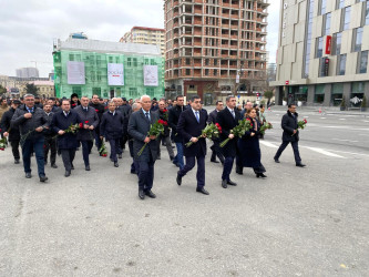 Xocalı faciəsinin 34-cü ildönümü ilə əlaqədar Xəzər Rayon İcra Hakimiyyətinin rəhbərliyi və əməkdaşları, rayon ictimaiyyətinin nümayəndələri “Ana harayı” abidəsini ziyarət etmişlər