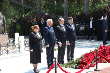 Xəzər rayon İcra Hakimiyyətinin kollektivi Fəxri Xiyabanda Ümummilli Lider Heydər Əliyevin məzarı ziyarət edib