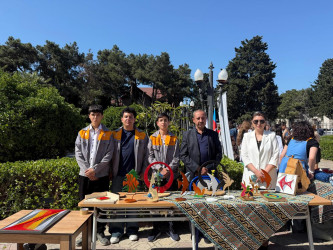 Xəzər rayonunda “Müstəqillik bayramı - Gənclik, incəsənət və əl əməyi” adlı   sərgi-satış yarmarkası keçirilib