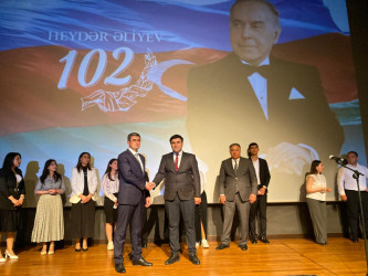 Xəzər rayonunda Ümummilli lider Heydər Əliyevin anadan olmasının 102 illiyinə həsr olunmuş “Heydər Əliyev irsi – Gələcəyə yol” adlı tədbir keçirilib`
