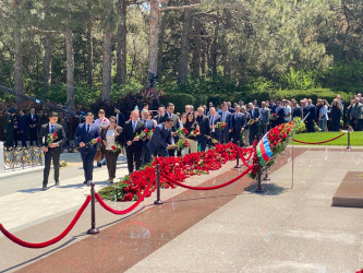Xəzər rayon İcra Hakimiyyətinin kollektivi Fəxri Xiyabanda Ümummilli Lider Heydər Əliyevin məzarı ziyarət edib