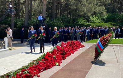 Xəzər rayon İcra Hakimiyyətinin  kollektivi Fəxri Xiyabanda Ümummilli Liderin Heydər Əliyevin məzarı ziyarət edib