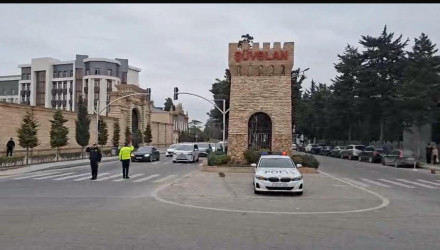 Xocalı faciəsinin 34-cü ildönümü ilə əlaqədar Xəzər Rayon İcra Hakimiyyətinin rəhbərliyi və əməkdaşları, rayon ictimaiyyətinin nümayəndələri “Ana harayı” abidəsini ziyarət etmişlər