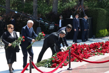Xəzər rayon İcra Hakimiyyətinin kollektivi Fəxri Xiyabanda Ümummilli Lider Heydər Əliyevin məzarı ziyarət edib
