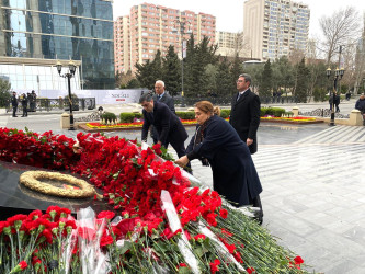 Xocalı faciəsinin 34-cü ildönümü ilə əlaqədar Xəzər Rayon İcra Hakimiyyətinin rəhbərliyi və əməkdaşları, rayon ictimaiyyətinin nümayəndələri “Ana harayı” abidəsini ziyarət etmişlər
