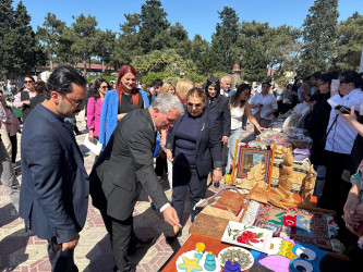 Xəzər rayonunda “Müstəqillik bayramı - Gənclik, incəsənət və əl əməyi” adlı   sərgi-satış yarmarkası keçirilib