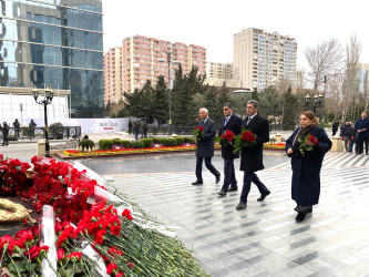 Xocalı faciəsinin 34-cü ildönümü ilə əlaqədar Xəzər Rayon İcra Hakimiyyətinin rəhbərliyi və əməkdaşları, rayon ictimaiyyətinin nümayəndələri “Ana harayı” abidəsini ziyarət etmişlər