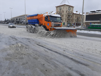 Xəzər rayonunda qarlı hava şəraiti ilə əlaqədar operativ tədbirlər görülüb