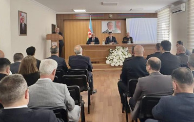 Xəzər Rayon İcra Hakimiyyətinin inzibati binasında Fövqəladə Hallar Nazirliyinin Bakı Regional Mərkəzinin təşkilatçılığı ilə "Su hövzələrində insanların təhlükəsizliyinin təmin edilməsi" mövzusunda rayon müşavirəsi keçirilmişdir