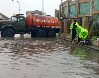 Xəzər rayonunda intensiv yağıntıların fəsadlarının aradan qaldırılması istiqamətində tədbirlər davam etdirilir