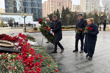 26 fevral Xocalı Soyqırımının 33 -cü il dönümü ilə əlaqədar Xəzər Rayon İcra Hakimiyyətinin kollektivi  “Ana Harayı” abidə kompleksini ziyarət edib