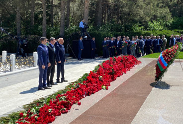 Xəzər rayon İcra Hakimiyyətinin  kollektivi Fəxri Xiyabanda Ümummilli Liderin Heydər Əliyevin məzarı ziyarət edib