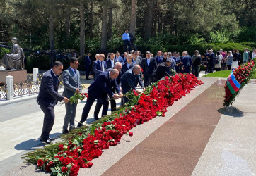 Xəzər rayon İcra Hakimiyyətinin  kollektivi Fəxri Xiyabanda Ümummilli Liderin Heydər Əliyevin məzarı ziyarət edib