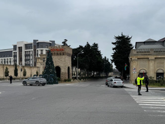 “Azərbaycan Hava Yolları” şirkətinə məxsus Bakı-Qroznı istiqamətində uçan sərnişin təyyarəsinin qəzaya uğraması nəticəsində hələk olanların  əziz xatirəsi Xəzər Rayonunda 1 dəqiqəlik sükütla yad edilmişdir