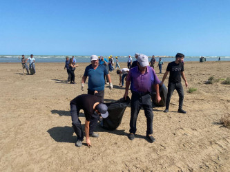Şüvəlan çimərliyində təmizlik aksiyası keçirilib