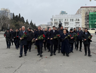 26 fevral Xocalı Soyqırımının 33 -cü il dönümü ilə əlaqədar Xəzər Rayon İcra Hakimiyyətinin kollektivi  “Ana Harayı” abidə kompleksini ziyarət edib