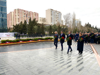 Xocalı faciəsinin 34-cü ildönümü ilə əlaqədar Xəzər Rayon İcra Hakimiyyətinin rəhbərliyi və əməkdaşları, rayon ictimaiyyətinin nümayəndələri “Ana harayı” abidəsini ziyarət etmişlər