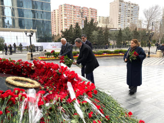 Xocalı faciəsinin 34-cü ildönümü ilə əlaqədar Xəzər Rayon İcra Hakimiyyətinin rəhbərliyi və əməkdaşları, rayon ictimaiyyətinin nümayəndələri “Ana harayı” abidəsini ziyarət etmişlər