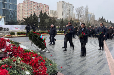 26 fevral Xocalı Soyqırımının 33 -cü il dönümü ilə əlaqədar Xəzər Rayon İcra Hakimiyyətinin kollektivi  “Ana Harayı” abidə kompleksini ziyarət edib