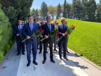 Xəzər rayon İcra Hakimiyyətinin  kollektivi Fəxri Xiyabanda Ümummilli Liderin Heydər Əliyevin məzarı ziyarət edib