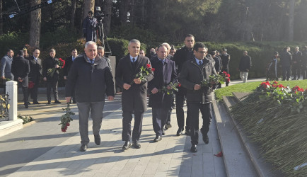 Ümummilli Lideri Heydər Əliyevin anım günü münasibətilə Fəxri Xiyabanda əziz xatirəsi ehtiramla yad edilmişdir