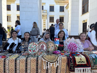 Xəzər rayonunda “Müstəqillik bayramı - Gənclik, incəsənət və əl əməyi” adlı   sərgi-satış yarmarkası keçirilib
