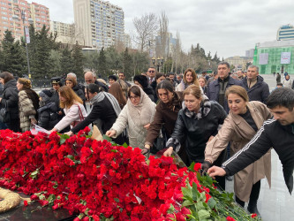 Xocalı faciəsinin 34-cü ildönümü ilə əlaqədar Xəzər Rayon İcra Hakimiyyətinin rəhbərliyi və əməkdaşları, rayon ictimaiyyətinin nümayəndələri “Ana harayı” abidəsini ziyarət etmişlər