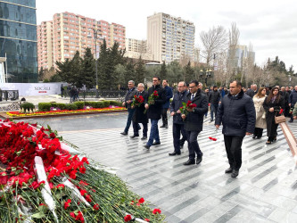 Xocalı faciəsinin 34-cü ildönümü ilə əlaqədar Xəzər Rayon İcra Hakimiyyətinin rəhbərliyi və əməkdaşları, rayon ictimaiyyətinin nümayəndələri “Ana harayı” abidəsini ziyarət etmişlər