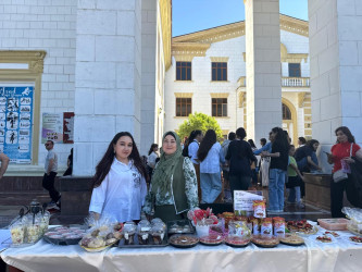 Xəzər rayonunda “Müstəqillik bayramı - Gənclik, incəsənət və əl əməyi” adlı   sərgi-satış yarmarkası keçirilib