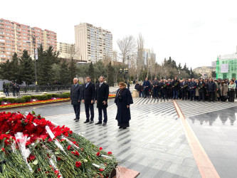 Xocalı faciəsinin 34-cü ildönümü ilə əlaqədar Xəzər Rayon İcra Hakimiyyətinin rəhbərliyi və əməkdaşları, rayon ictimaiyyətinin nümayəndələri “Ana harayı” abidəsini ziyarət etmişlər
