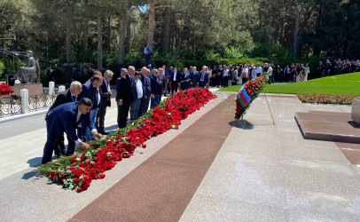 Xəzər rayon İcra Hakimiyyətinin  kollektivi Fəxri Xiyabanda Ümummilli Liderin Heydər Əliyevin məzarı ziyarət edib