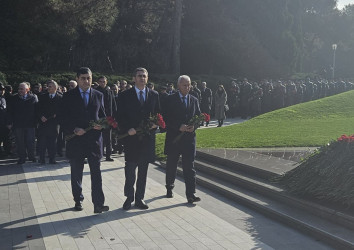 Ümummilli Lideri Heydər Əliyevin anım günü münasibətilə Fəxri Xiyabanda əziz xatirəsi ehtiramla yad edilmişdir