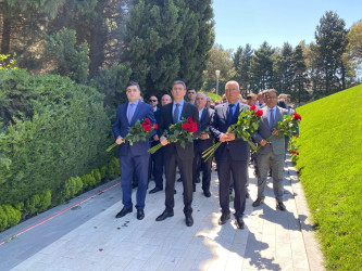 Xəzər rayon İcra Hakimiyyətinin  kollektivi Fəxri Xiyabanda Ümummilli Liderin Heydər Əliyevin məzarı ziyarət edib