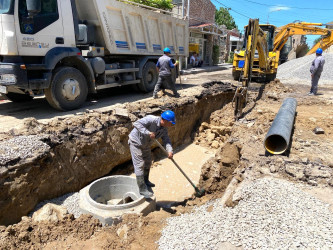 Buzovna qəsəbəsi, Əziz Mirəhmədov küçəsində drenaj sisteminin inşası istiqamətində işlər davam edir