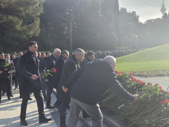 Ümummilli Lideri Heydər Əliyevin anım günü münasibətilə Fəxri Xiyabanda əziz xatirəsi ehtiramla yad edilmişdir