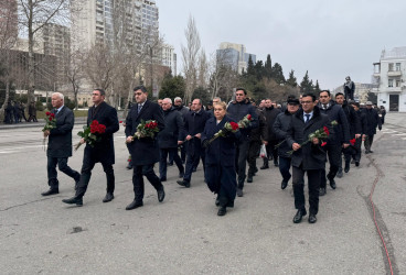 26 fevral Xocalı Soyqırımının 33 -cü il dönümü ilə əlaqədar Xəzər Rayon İcra Hakimiyyətinin kollektivi  “Ana Harayı” abidə kompleksini ziyarət edib