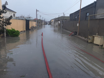 Xəzər rayonunda intensiv yağıntıların fəsadlarının aradan qaldırılması istiqamətində tədbirlər davam etdirilir
