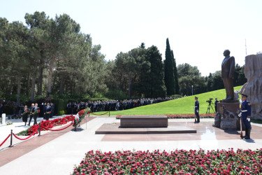 Xəzər rayon İcra Hakimiyyətinin kollektivi Fəxri Xiyabanda Ümummilli Lider Heydər Əliyevin məzarı ziyarət edib
