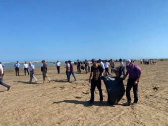 Şüvəlan çimərliyində təmizlik aksiyası keçirilib