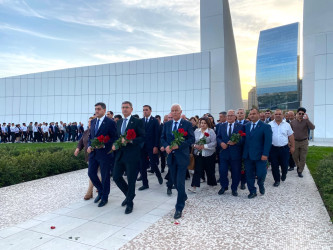 Xəzər Rayon İcra Hakimiyyətinin kollektivi Zəfər parkını ziyarət edib