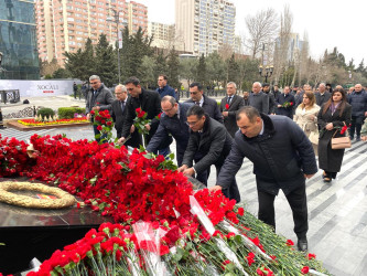 Xocalı faciəsinin 34-cü ildönümü ilə əlaqədar Xəzər Rayon İcra Hakimiyyətinin rəhbərliyi və əməkdaşları, rayon ictimaiyyətinin nümayəndələri “Ana harayı” abidəsini ziyarət etmişlər