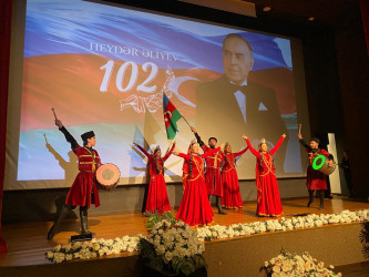 Xəzər rayonunda Ümummilli lider Heydər Əliyevin anadan olmasının 102 illiyinə həsr olunmuş “Heydər Əliyev irsi – Gələcəyə yol” adlı tədbir keçirilib`