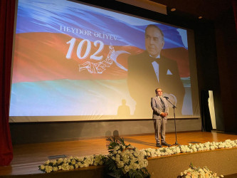 Xəzər rayonunda Ümummilli lider Heydər Əliyevin anadan olmasının 102 illiyinə həsr olunmuş “Heydər Əliyev irsi – Gələcəyə yol” adlı tədbir keçirilib`
